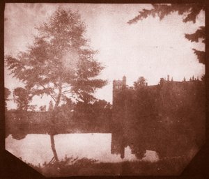 Opactwo Lacock w odbiciu, ok. 1840 (odbitka na papierze solnym z negatywu kalotypii) autorstwa William Henry Fox Talbot