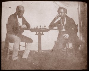 Nicolaas Henneman rozważa swój ruch w partii szachów, wrzesień 1841 (odbitka na papierze solnym z negatywu kalotypu) autorstwa William Henry Fox Talbot