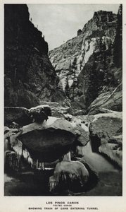 Kaniony Kolorado: Kanon Los Pinos, Wąwóz Toltec, Pociąg samochodów wjeżdżających do tunelu (zdjęcie czarno-białe) autorstwa William Henry Jackson