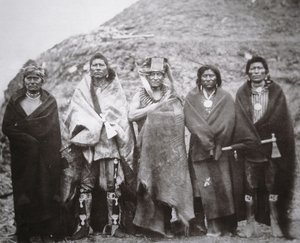 Pawnee ludzie przed plemiennym loży ziemskiej, ok. 1869 (zdjęcie czarno-białe)