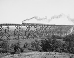 Most kolejowy nad rzeką Des Moines, ok. 1900 (zdjęcie czarno-białe) autorstwa William Henry Jackson