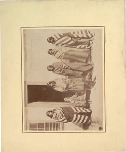 Grupa pięciu rdzennych Amerykanek z młodą dziewczyną i dzieckiem, 1871 (zdjęcie w sepii) autorstwa William Hicks Jackson