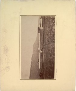 Widok palisady z kilkoma mężczyznami zgromadzonymi przed bramą wjazdową, 1871 (zdjęcie w sepii) autorstwa William Hicks Jackson