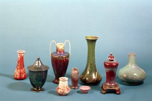 Grupa glinianych wazonów i mis wykonanych w Ruskin Pottery, 1898-1935 (wyroby gliniane)