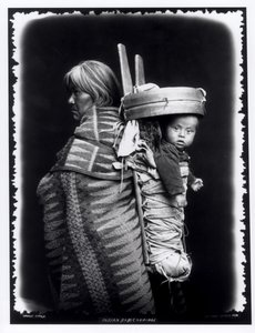Kobieta Navajo niosąca na plecach papuzę, ok. 1914 (fot. bw)