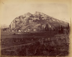 Twin Peaks i hotel C.P.R., Banff autorstwa William McFarlane Notman