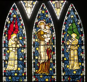 Madonna z Dzieciątkiem z dwoma aniołami, fragment górnej połowy okna aniołów, 1869 fragment witrażu z 20165 r. autorstwa William Morris