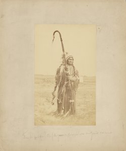 Powder Face, wódz wojenny Arapahów, [w stroju wojennym].