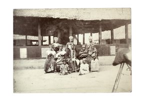 Native Chiefs and Harem, Mendi land (odbitka żelatynowo-srebrowa) autorstwa William Turnbull Balmer