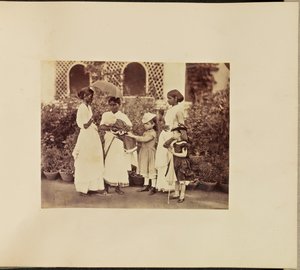 [Kaukaskie dzieci z ayahami]. autorstwa Willoughby Wallace Hooper