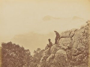 [Mężczyźni stojący na formacjach skalnych] autorstwa Willoughby Wallace Hooper
