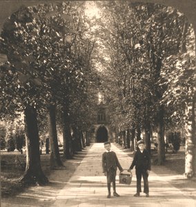 Podejście do Trinity Church, Stratford on Avon, Anglia, 1905. autorstwa Works and Sun Sculpture Studios