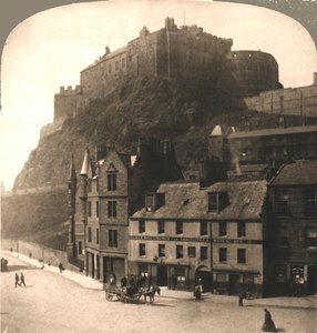 Zamek w Edynburgu z Grassmarket w Szkocji.