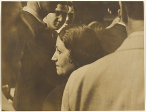 [Kobieta w tłumie]. autorstwa Yasuo Kuniyoshi