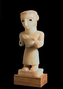 Statuetka mężczyzny, inskrypcja klanu Madrarum, z Nugub koło Beihan, Jemen Południowy, I-II w. n.e. (alabaster) autorstwa Yemen School