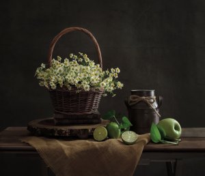 Rustykalna martwa natura z stokrotkami autorstwa Yinan F.