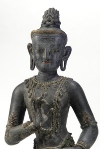 Bodhisattwa w stylu nepalsko-chińskim (lakier, tkanina, ślady niebieskiej, złotej i zielonej farby oraz złoty płatek) autorstwa Yuan Dynasty Chinese School