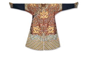 Imperialna szata smocza z kasztanowej haftowanej gazy, Mangpao, okres Qianlong autorstwa Zong Fengying
