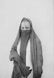 Kobieta w welonie, Kair, ok. 1910 (zdjęcie czarno-białe) autorstwa . .