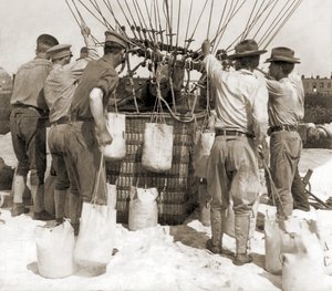 Mocowanie worków z piaskiem do kosza balonu, Fort Myer, USA autorstwa Hippolyte Lalaise Devéria