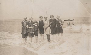 Impreza kąpielowa, Houlgate, wrzesień 1911 (zdjęcie czarno-białe) autorstwa Hippolyte Lalaise Devéria