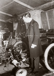 C S Rolls patrzący na silnik samochodu w swoim garażu, ok. 1900 autorstwa Ferdinand Georg Waldmuller