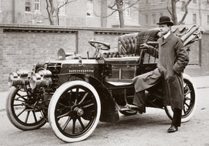 C S Rolls stojący obok 20-konnego samochodu Panharda autorstwa Ferdinand Georg Waldmuller