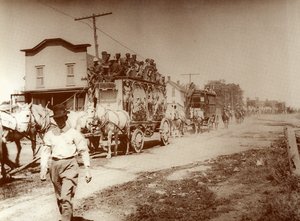 Cyrk przybywa do miasta, ok. 1905 (zdjęcie) autorstwa . .