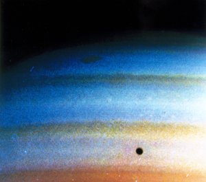 Wzory chmur na Saturnie, sfotografowane przez Voyager 1 autorstwa Frederick (attr. to) Barnard