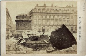 Komuna Paryska (1871): ruiny na Placu Vendome w Paryżu. Fotografia 1871. wym.16,5x10,8 cm autorstwa Frederick (attr. to) Barnard