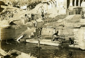 Kremacja nad Gangesem autorstwa Hippolyte Lalaise Devéria
