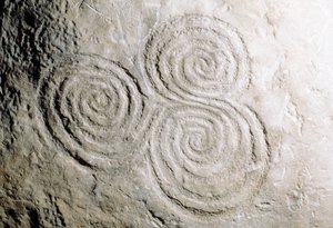 Szczegół krzywoliniowych rytów naskalnych w grobowcu z epoki kamienia w Newgrange (lista światowego dziedzictwa UNESCO)