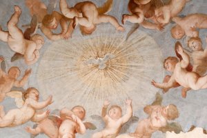 Gołąb ducha świętego. Świeży. Bazylika Santissima Annunziata del Vastato. Genua. Włochy. autorstwa . .