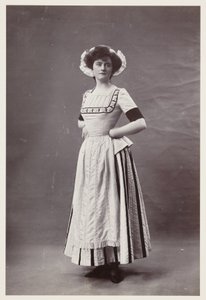 Portret edwardiański, kobieta w sukni z XVIII wieku