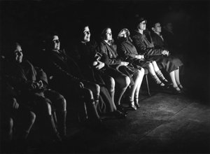 Dzieci w kinie oglądają film Walta Disneya autorstwa Ferdinand Georg Waldmuller