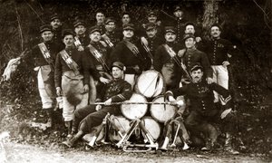 Fanfara 122. francuskiego pułku piechoty podczas I wojny światowej w latach 14-18 (zdjęcie czarno-białe) autorstwa . .