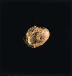Hyperion, jeden z księżyców Saturna, sfotografowany przez Voyager 2 autorstwa Ferdinand Georg Waldmuller