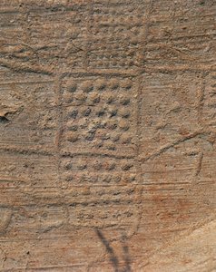 Włochy, region Lombardia, Valcamonica, Capo di Ponte, prowincja Brescia, Park Archeologiczny Seradina-Bedolina, prehistoryczny ryt naskalny kamuński, Skała 1, kompozycja topograficzna znana jako „Mapa Bedoliny”