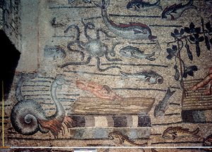 Jonasz wypluty przez wieloryba, fragment dekoracyjnego chodnika przedstawiający chrześcijańskie wizerunki i pogańskie symbole, ok. 313 r. n.e. (mozaika)