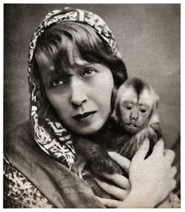 Mistinguett z małą małpką autorstwa . .