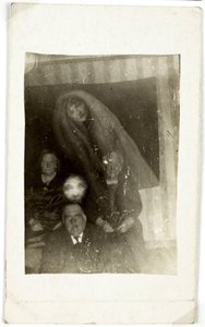 Zjawisko paranormalne: portret trzech starych ludzi, za nimi pojawia się duch kobiety, ok. 1920 r. Fot. William Hope (1863-1933) autorstwa Frederick (attr. to) Barnard