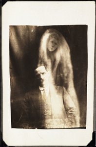 Zjawisko paranormalne: portret mężczyzny i ukazujący się za nim duch jego żony, ok. 1920 r. Fot. William Hope (1863-1933) autorstwa Frederick (attr. to) Barnard