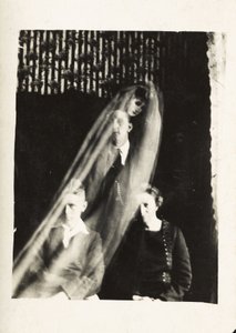 Zjawisko paranormalne: portret kobiety i dwóch mężczyzn, a za nimi duch kobiety, ok. 1920 r. Fot. William Hope (1863-1933) autorstwa Frederick (attr. to) Barnard
