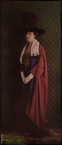 Portret kobiety w uroczystych szatach, ok. 1912 r. autorstwa Frederick (attr. to) Barnard