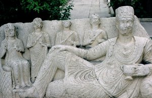 Relief przedstawiający rodzinę palmiryjską, prawdopodobnie ok. X-VIII w. p.n.e. (kamień) autorstwa Hippolyte Lalaise Devéria