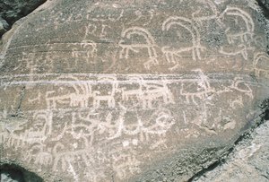 Rzeźby naskalne w dolinie Hunza, w pobliżu obszaru archeologicznego Karimabad, Pakistan