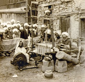 Przędzenie i tkanie wełnianych chust, Srinagar, Kaszmir, Indie, ok. 1901 r. (zdjęcie) autorstwa Frederick (attr. to) Barnard