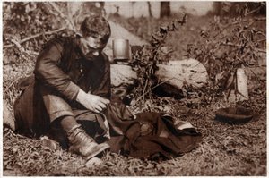 Tramp przedstawia swoje ubrania. 1929 (druk) autorstwa . .