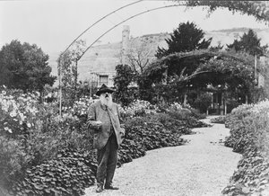 Claude Monet (1840-1926) w swoim ogrodzie w Giverny, 1925