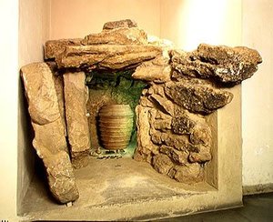Rekonstrukcja grobowca etruskiego z urną autorstwa after Etruscan